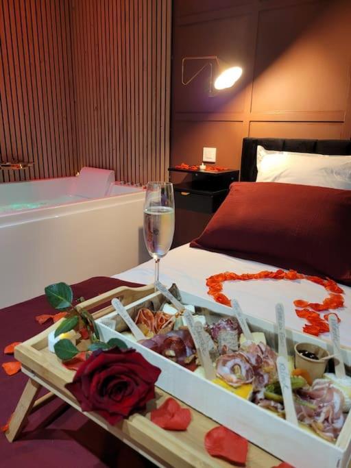Nuit D'Evasion Love Room Avec Baignoire Balneotherapie Toulon Buitenkant foto
