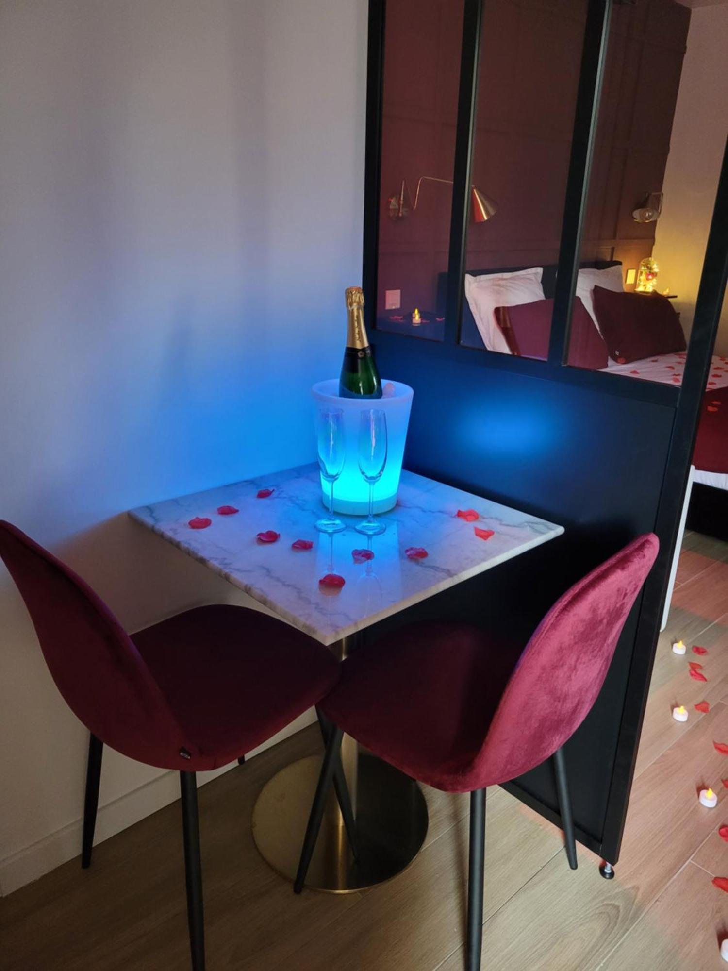 Nuit D'Evasion Love Room Avec Baignoire Balneotherapie Toulon Buitenkant foto